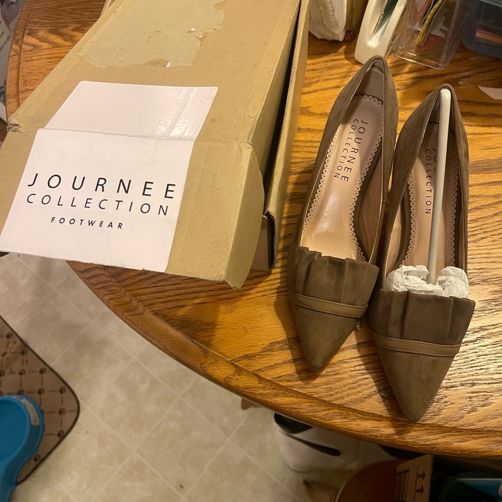 Journey Collection brown kitty heels shoes